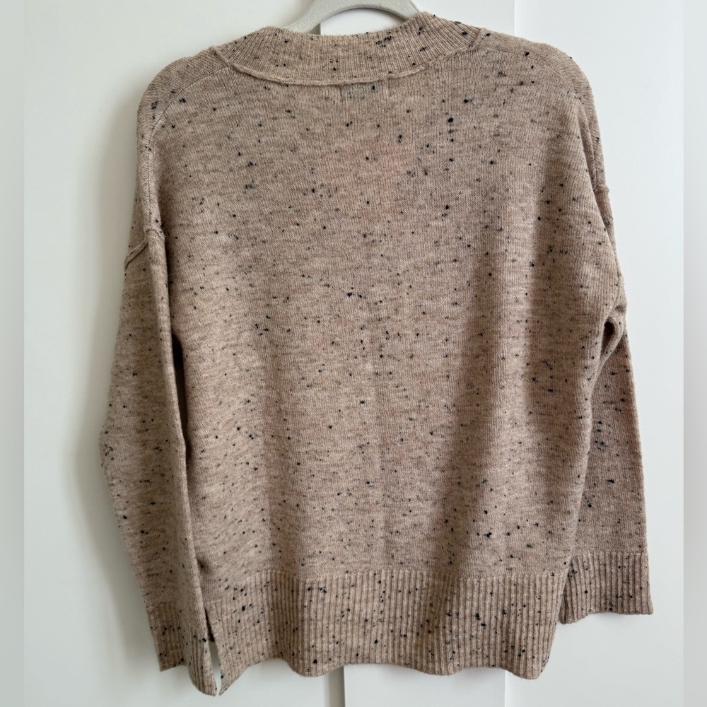 Evereve Harlow V-Neck Speckled Sweater Relaxed Lightweight Knit - Picture 3 of 5
